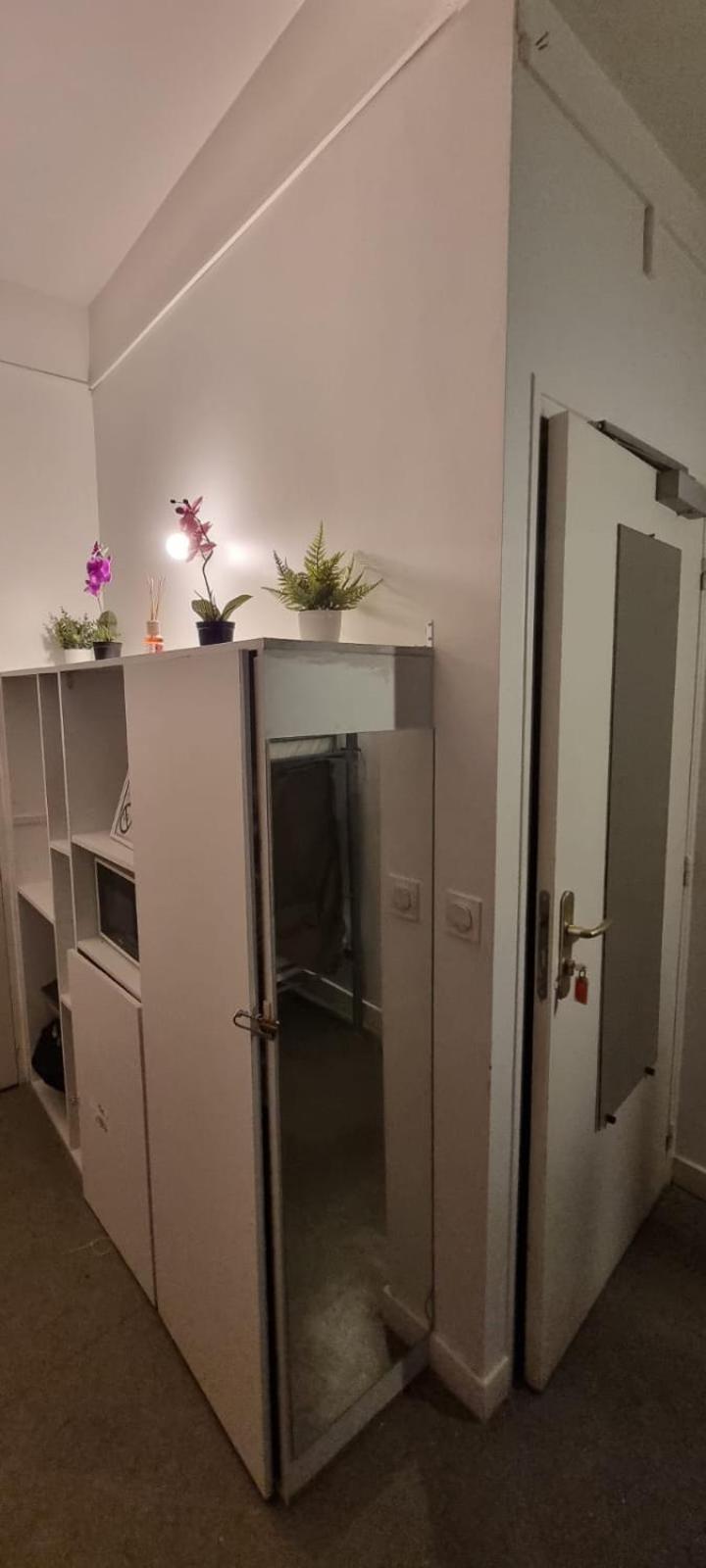 Lit Simple dans Dortoir pour Femmes